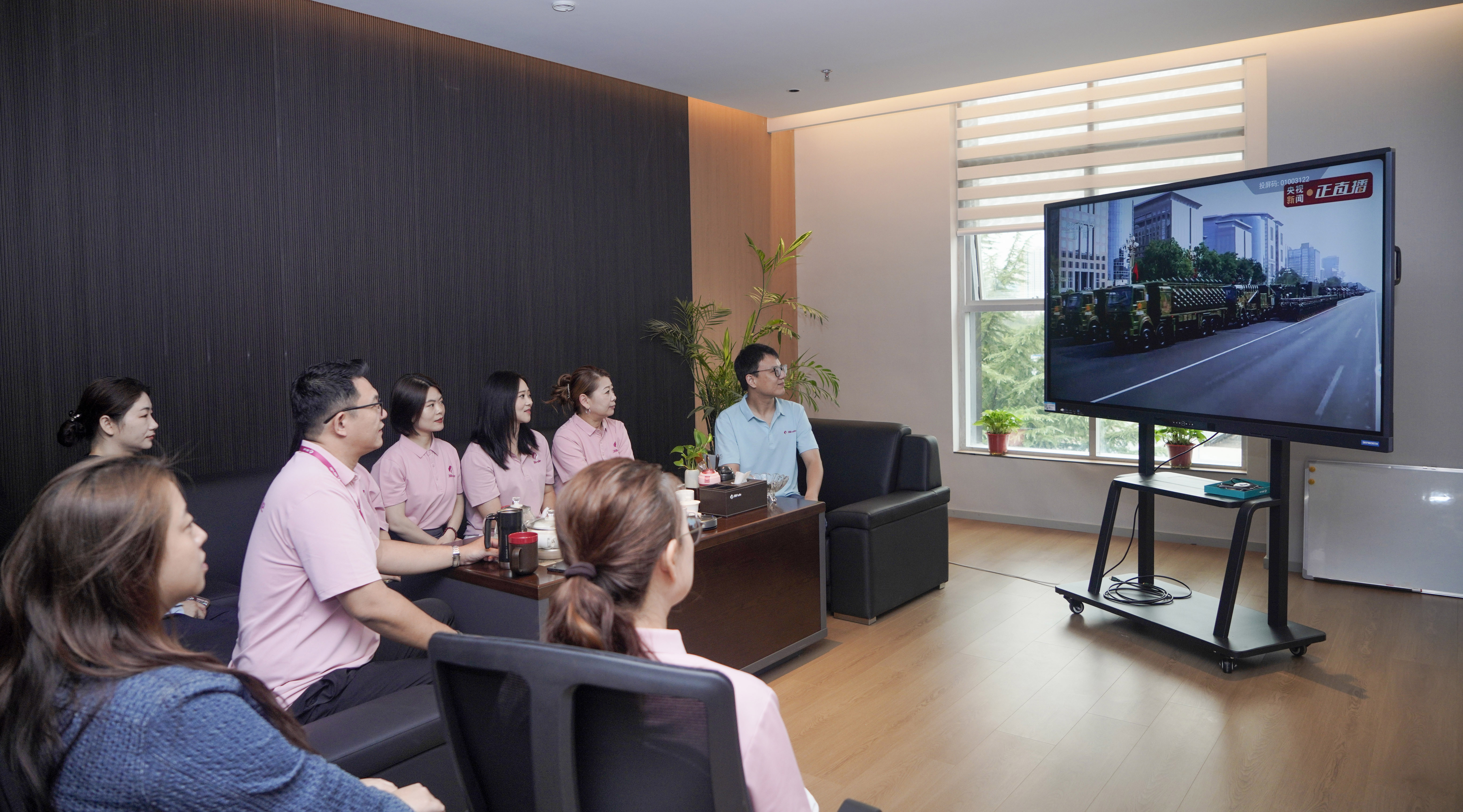 凝聚奮進力量！三八婦樂組織員工和志愿者觀看九三大閱兵！